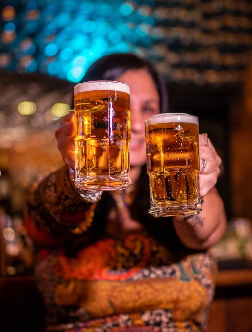 Brinde com dois copos de cerveja